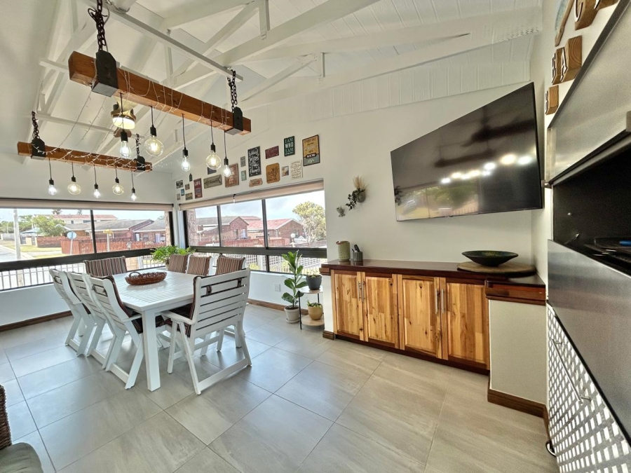 4 Bedroom Property for Sale in Wavecrest Eastern Cape